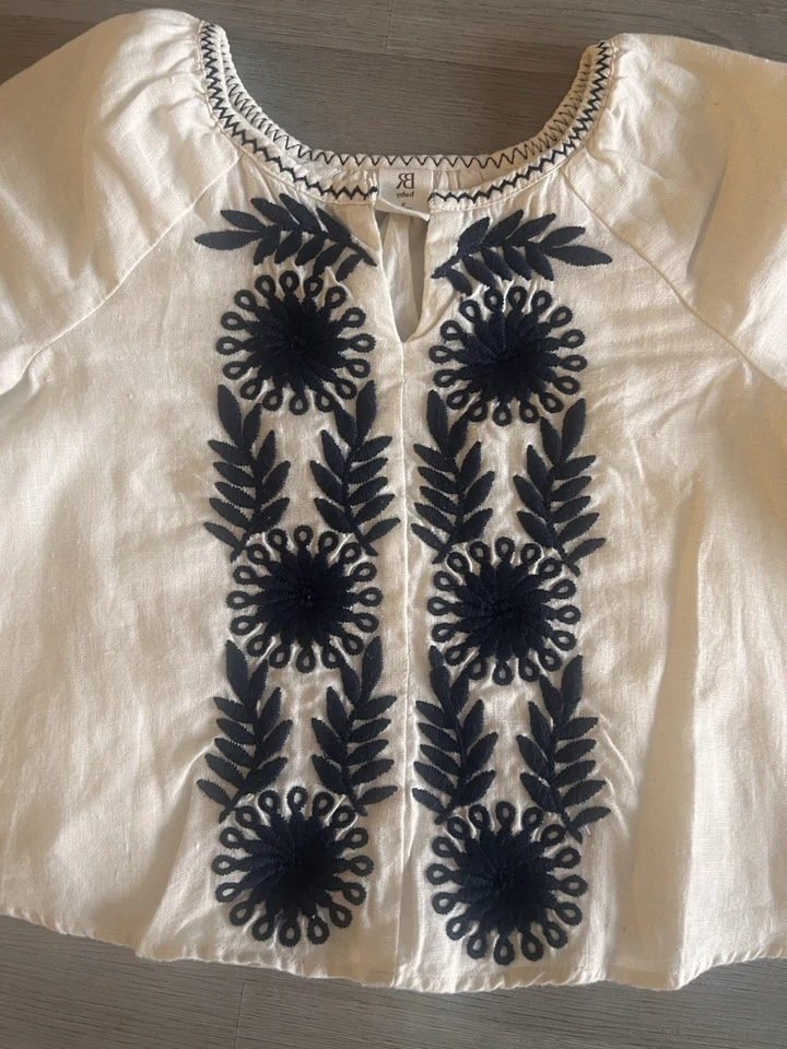 Top Banana Republic Girl Blanco con Bordado Floral Negro Talla 2 Foto 2 de 4