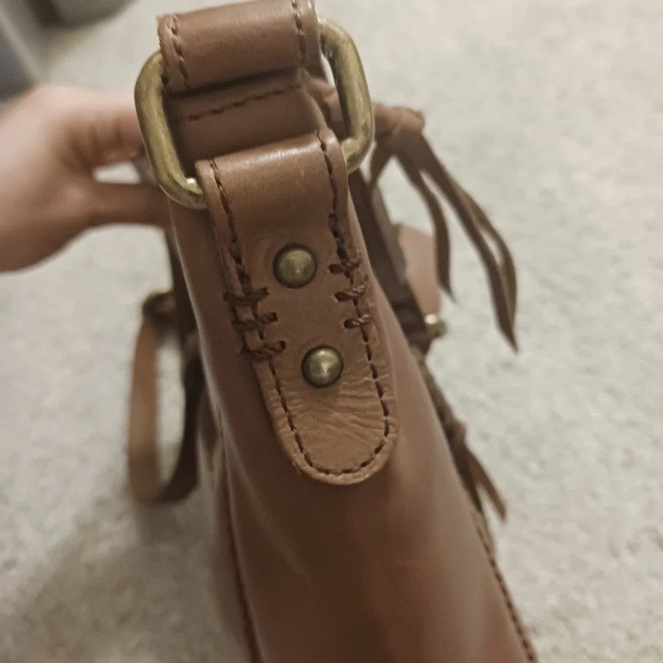 The Sak 棕色皮革 Ashland 斜挎包钱包黄铜五金浮雕 — 第 4/4 张图片