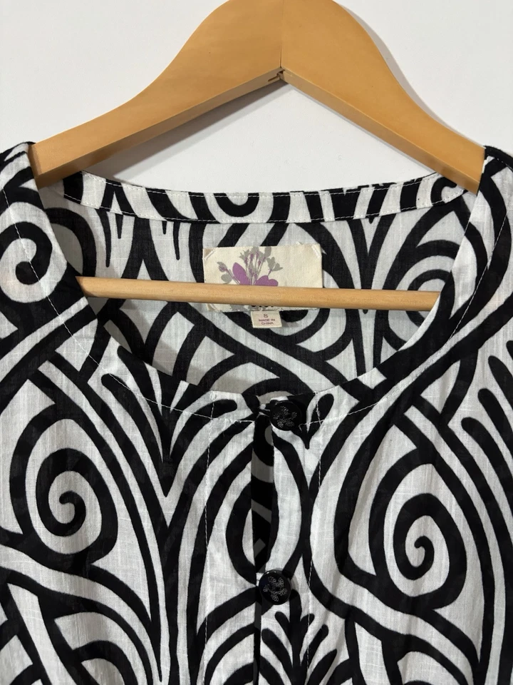 Top túnica manga larga Title Nine talla S encubrimiento geométrico negro blanco Foto 2 de 4