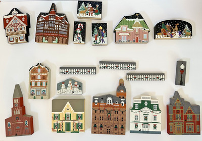 Cats Meow Village North Pole Collection Holiday Christmas 18 Pc Set Shelf Sitter