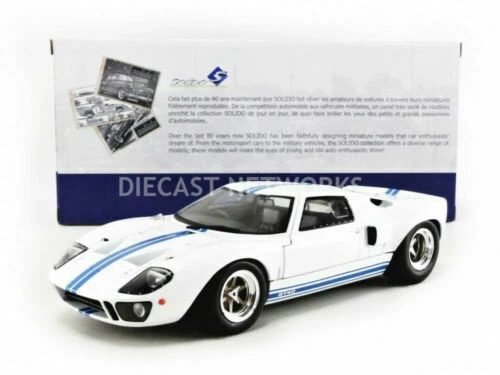 Voitures de tourisme miniatures bleus en plastique