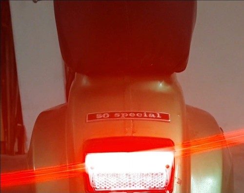 KIT LED FRECCE ANTERIORE E POSTERIORE VESPA 50 SPECIAL - Foto 8 di 9