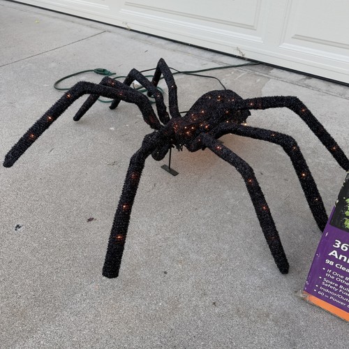 Araña iluminada negra 36 pulgadas Home Accents leer descripción - Imagen 4 de 7