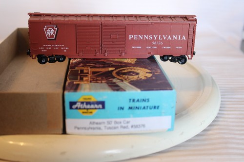 Athearn escala HO, coche de caja de 50', Pensilvania, rojo toscano #58376 construido | Condition: Used