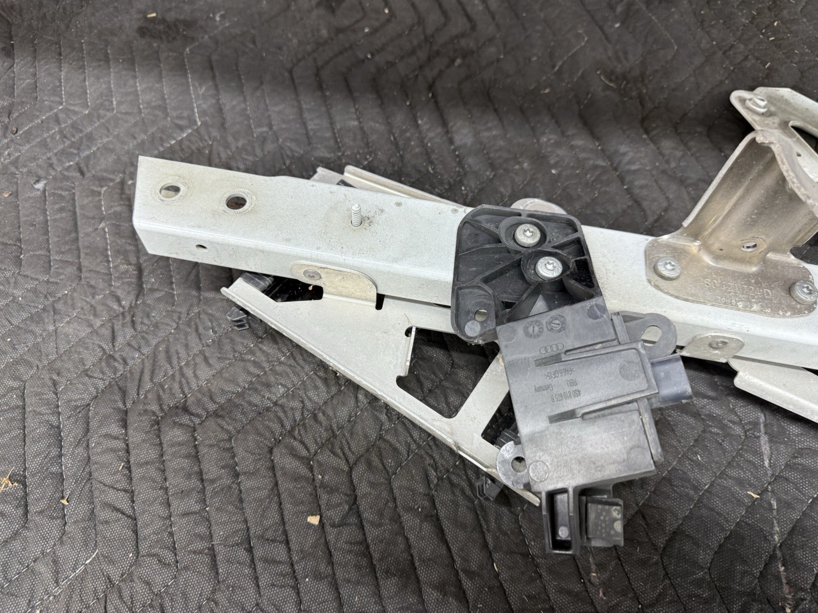 Audi R8 V10 Rear Left Quarter Panel Support Bracket 4S0907741 2017 - 2023 OEM