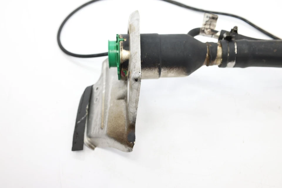 - Cuello de llenado de combustible GMC SIERRA 1500 87844677 Foto 3 de 4