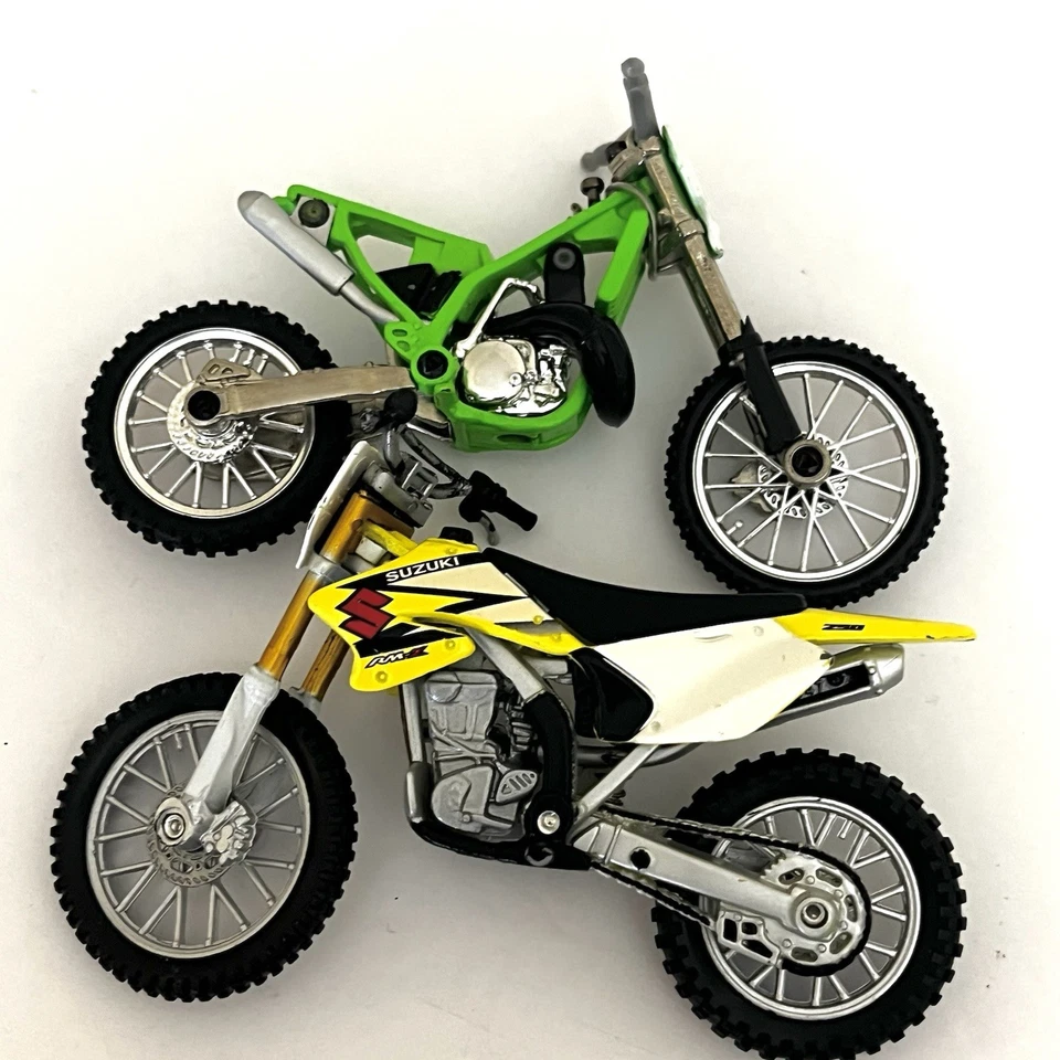 Suzuki RM-Z250 MX moto de cross juguete escala 1/18 modelo diecast de Maisto y bicicleta extra Foto 2 de 4