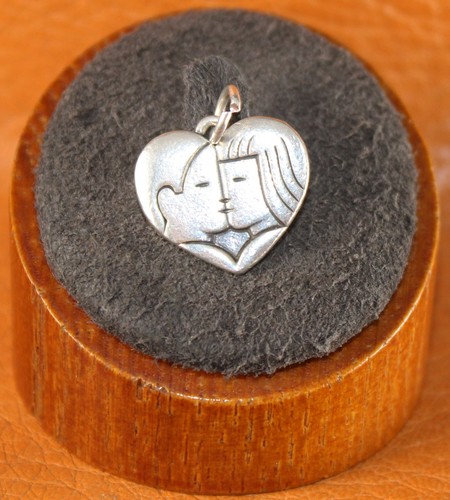 Retired James Avery HAPPY COUPLE THE KISS Heart Charm Sterling Silver 11/16"