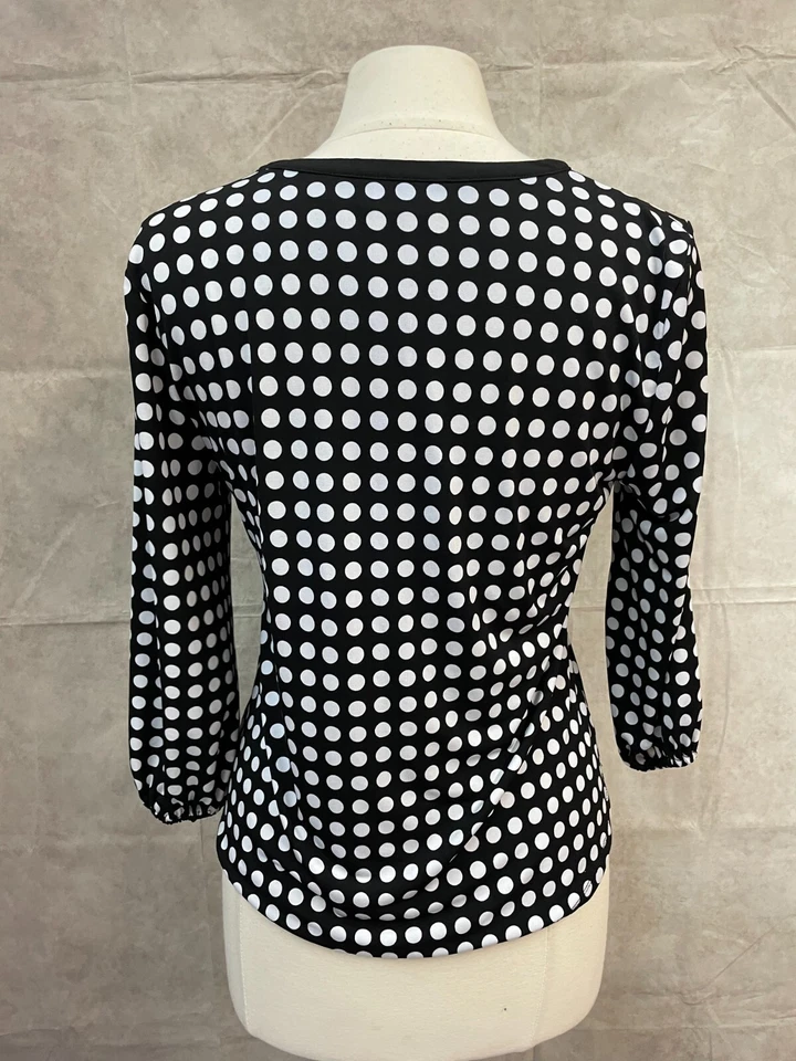 Blusa Top Mujer 7th Avenue Negra Blanca Lunares Elastizada Cuello en V Con Cordones Talla S Foto 3 de 4