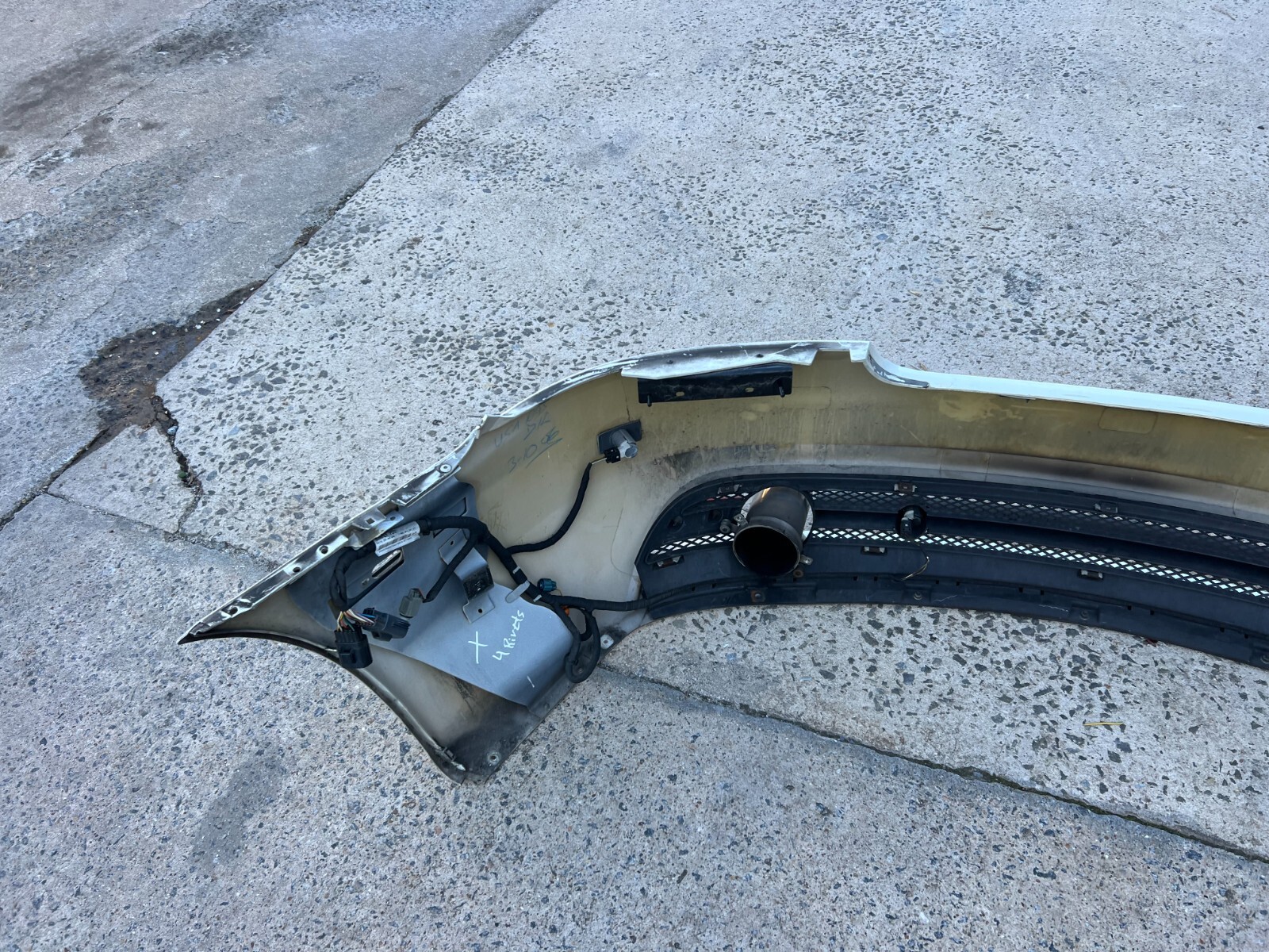2006 2007 2008 2009 2010 2011 Aston Martin DB9 REAR BUMPER COVER OEM Complete