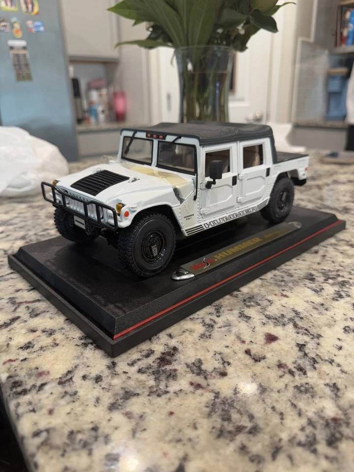 Maisto Hummer H1 1998 con techo blando, modelo fundido a presión blanco con soporte 1/18 Foto 4 de 4