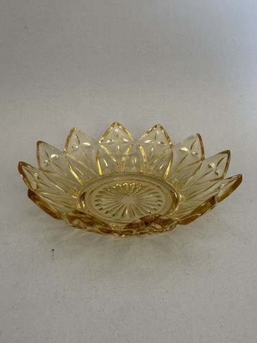 FEDERAL GLASS Yellow SUNFLOWER Petal DESSERT PLATE 6.5 inches 1960's VINTAGE - Picture 3 of 3
