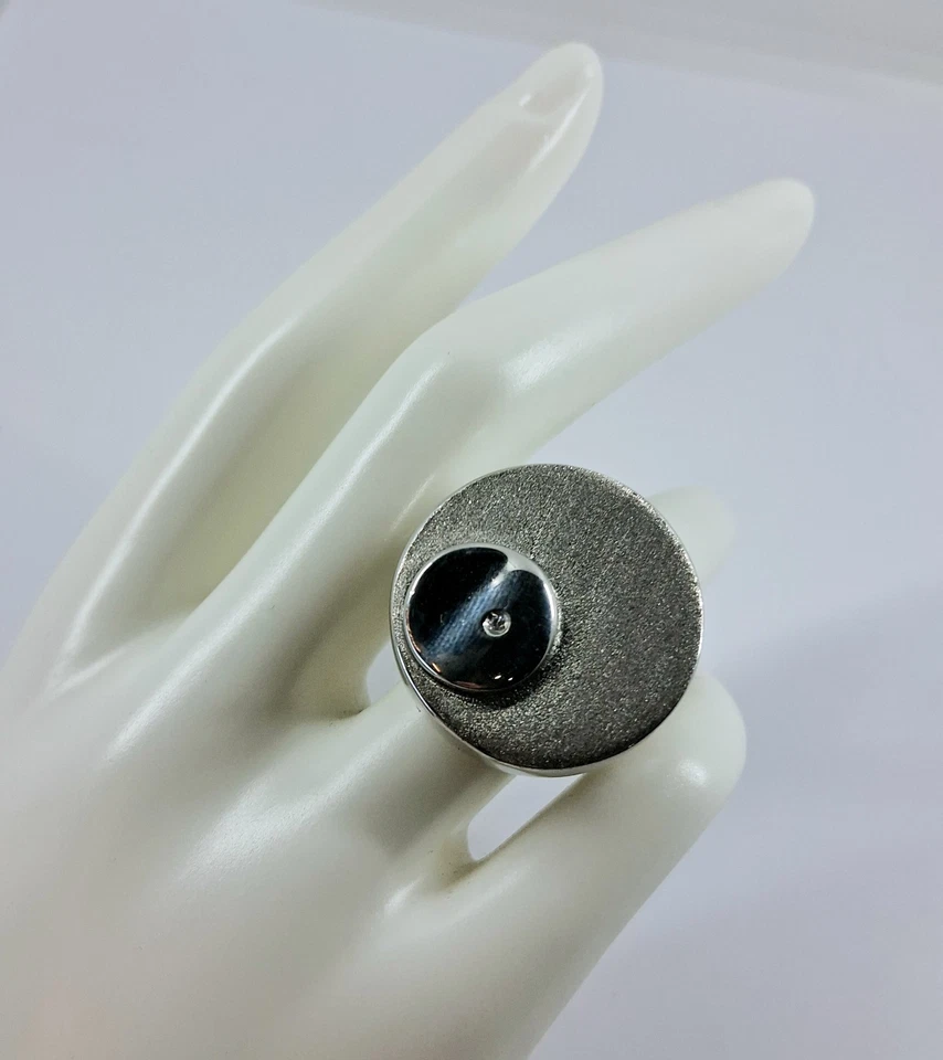 Anello in argento 925 rodiato da 30 g con disco satinato e lucido con diamante  - Immagine 3 di 4