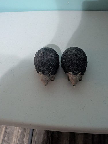 two porcupine figurines 5 1/2 " plastic - Picture 8 of 9