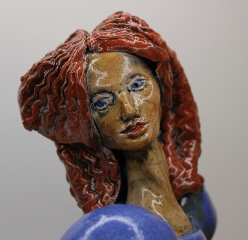 Escultura artesanal hecha a mano de mujer de terracota esmaltada en azul vestido hecha a mano - Imagen 5 de 10