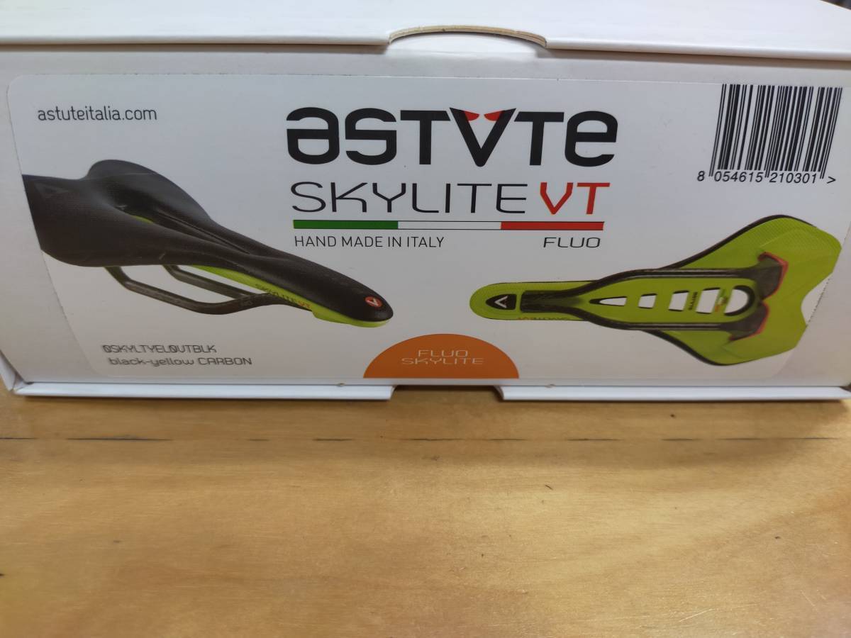 Astute Skylite VT Fluo Saddle Black/Yellow Carbon Rail 135mm Astute Skylite VT Fluo Saddle Black/Yellow Carbon Rail 135mm