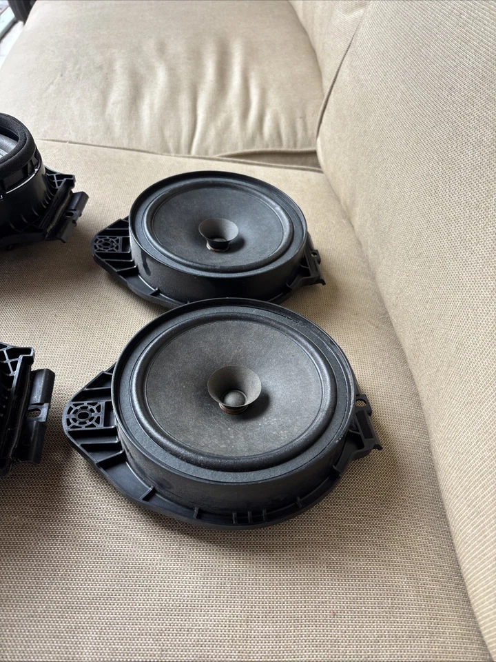 Altavoces de fábrica para un Chevy Silverado 2500 2021 Foto 3 de 4