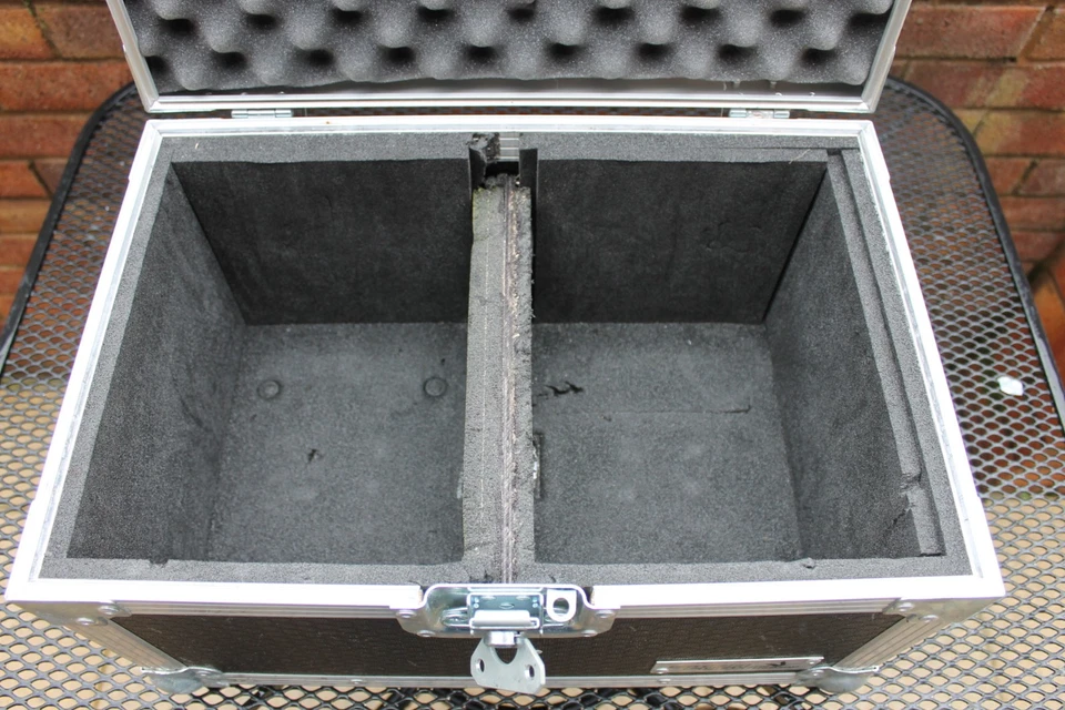 Swan Flight Case - External size = 46cms x 30cms x 25cms - with two compartments - Image 3 of 4