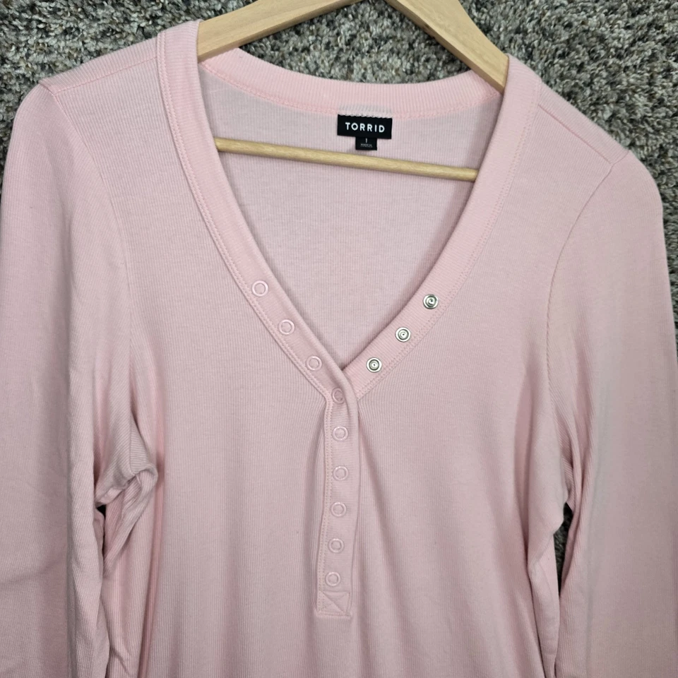 Torrid Top 女式 1 US Plus 1X 粉红色罗纹针织领长袖 T 恤休闲 — 第 4/4 张图片