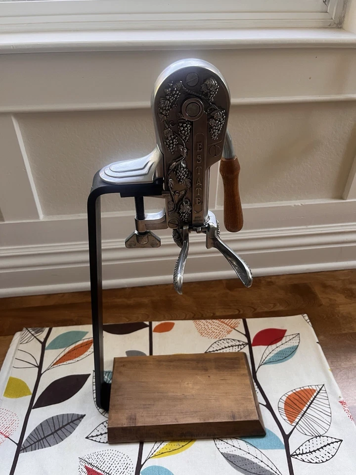 Abridor de Vinos Rogar Estate en Cromo con Diseño de Uva y Base de Madera Foto 4 de 4