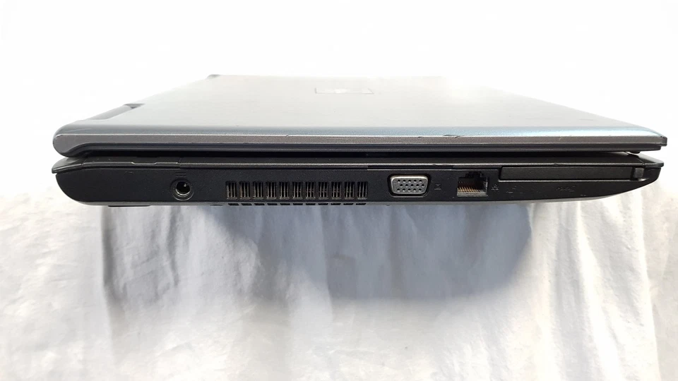 CRACKED SCREEN! Fujitsu esprimo v5535 15.4" Laptop Intel Celeron 540 - Image 2 of 4