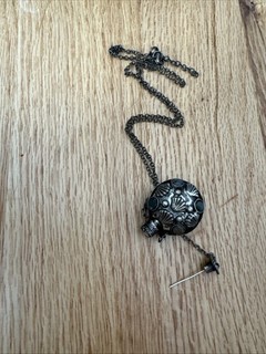 Vintage Parfümflakon aus Silber an einer Kette mit Halbedelsteinen.