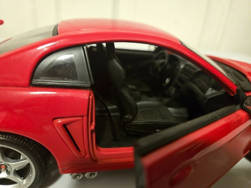 Mustang Cobra R Maisto 2000 SVT escala 1/18 - edición especial - Imagen 6 de 9