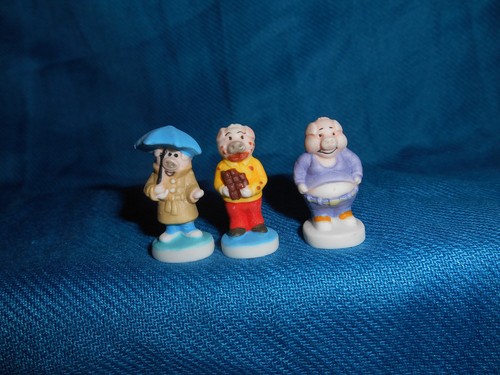 PIG PEOPLE Set of 10 Mini Figurines FRENCH Porcelain Epiphany FEVES Tiny Figures - Picture 9 of 10
