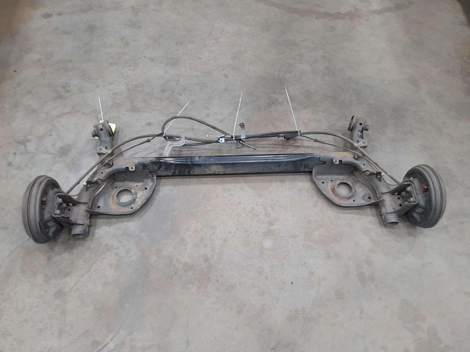 Conjunto de suspensão traseira eixo feixe traseiro Nissan Versa 1.6L 2014 - 2019 fabricante de equipamento original - Imagem 2 de 4