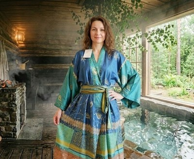 Bassetti Granfoulard Kimono Paisley is a chic satin, thin kimono robe with a pri