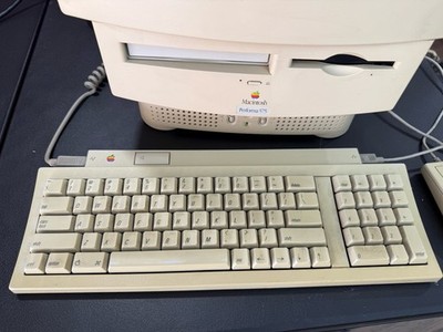 Apple Macintosh Performa 575 computer Original Mouse & Keyboard