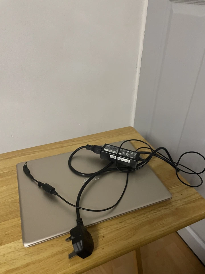 Vorbesitzer ACER Swift 1 13" Laptop - Intel® Pentium™, 64GB 4 RAM, Roségold - Bild 2 von 4