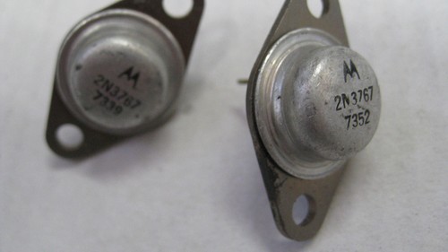 Menge 2 Vintage Motorola 2n3767 BJT NPN 80V 4A Transistor Nos Goldleitungen - Bild 2 von 4