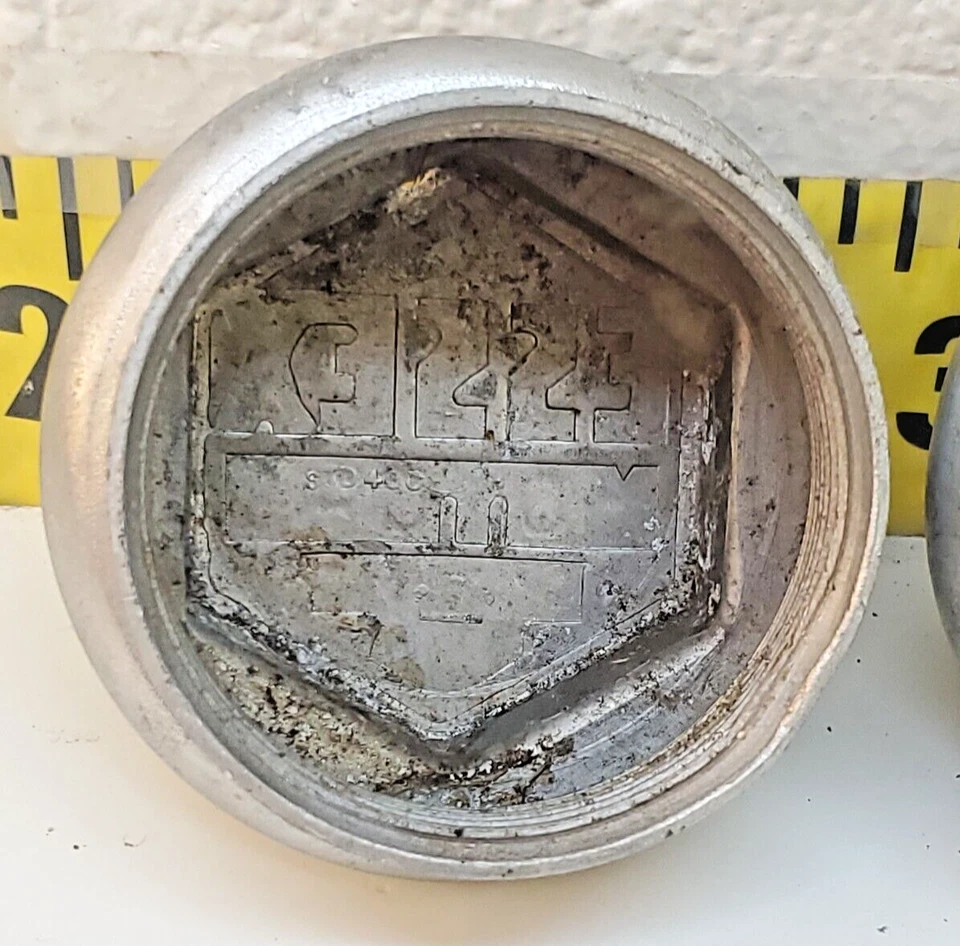 Juego de 2 tapas de grasa central de cubo cubierta antipolvo roscada de la era de latón Essex 1920 (896B) Foto 4 de 4