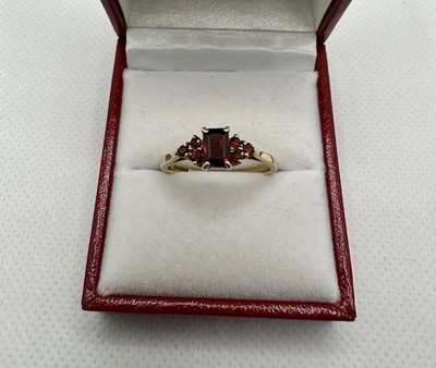 9 kt Gold Granat Ring Gr. Q und ein Viertel oder 8,25 komplett englisch gepunzt 375