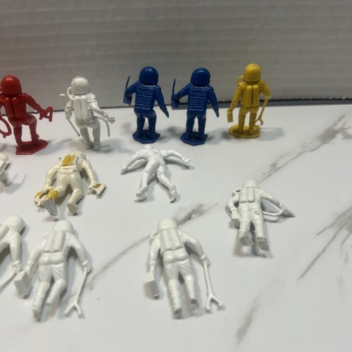 17 Vintage scuba diver plastic toy figures (few Broken feet or Base) - Picture 9 of 10