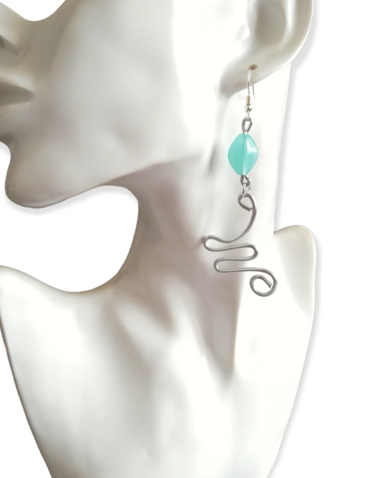 Orecchini lunghi alluminio argentati Tecnica Wire perlina color azzurro gioielli - Immagine 3 di 4