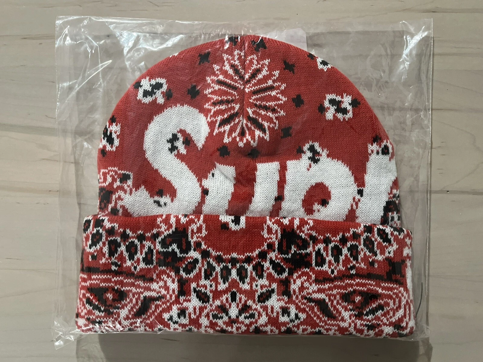 Bonnet tricoté Supreme Big Logo   Bandana rouge Paisley FW24 NEUF