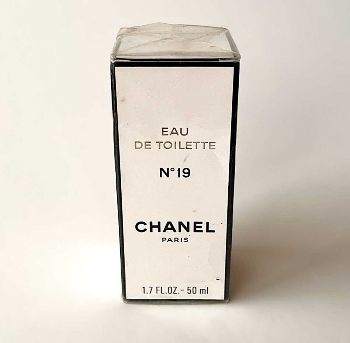 CHANEL No 19 Eau de Toilette Splash Bottle (1.7 oz/50 ml