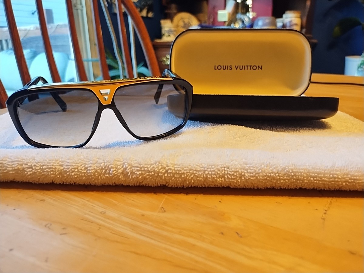Louis Vuitton Evidence Millionaire Sunglasses-Black/Gold  display picture 1