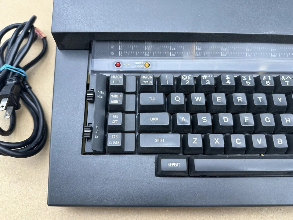 Máquina de escrever Olivetti PRAXIS 35 com estojo rígido de plástico década de 1980 liga precisa de serviço* - Imagem 4 de 4