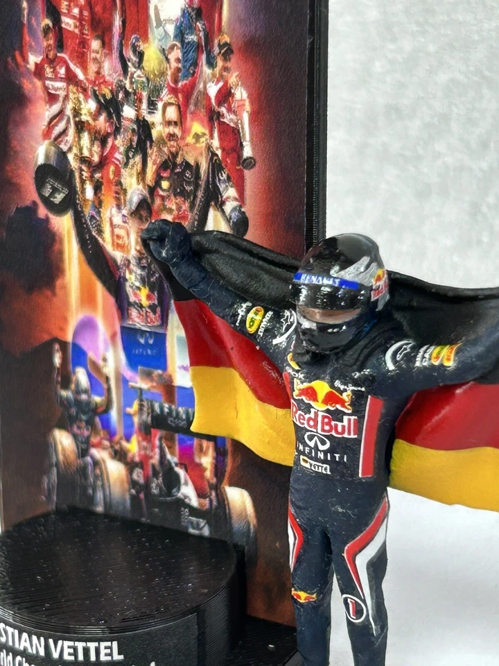 Figur 1/43 Sebastian Vettel 4 Times World Champion Formel 1 + Podium Tribute - Bild 4 von 4