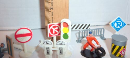32 Pieces Vintage Signs, Signposts Railroad Model Train Display Men, Horses Etc - Picture 3 of 15