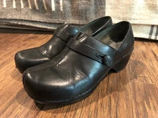 Dansko Clogs Women Sz. 40 US 9,9.5      Black Leather button strap split toe