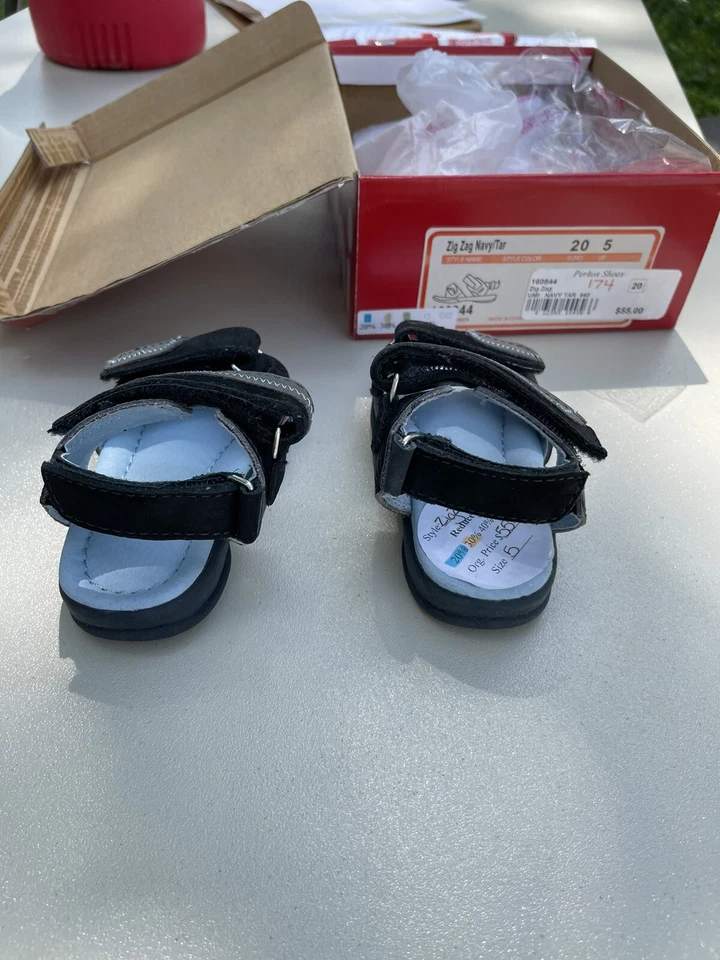 Sandalias de cuero azul marino Umi para niña pequeña - talla 5 Foto 2 de 4