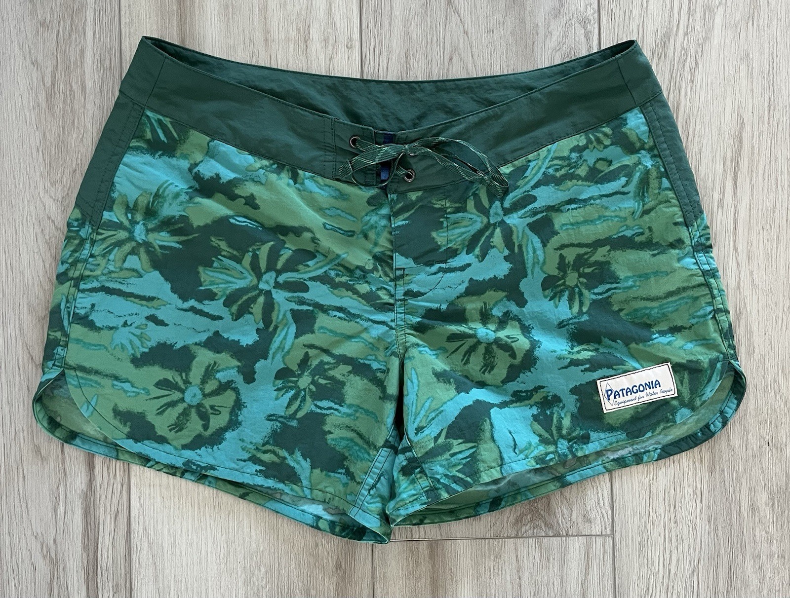 Patagonia Women's Wavefarer Boardshorts Floral Print 76594 Women’s Size 6