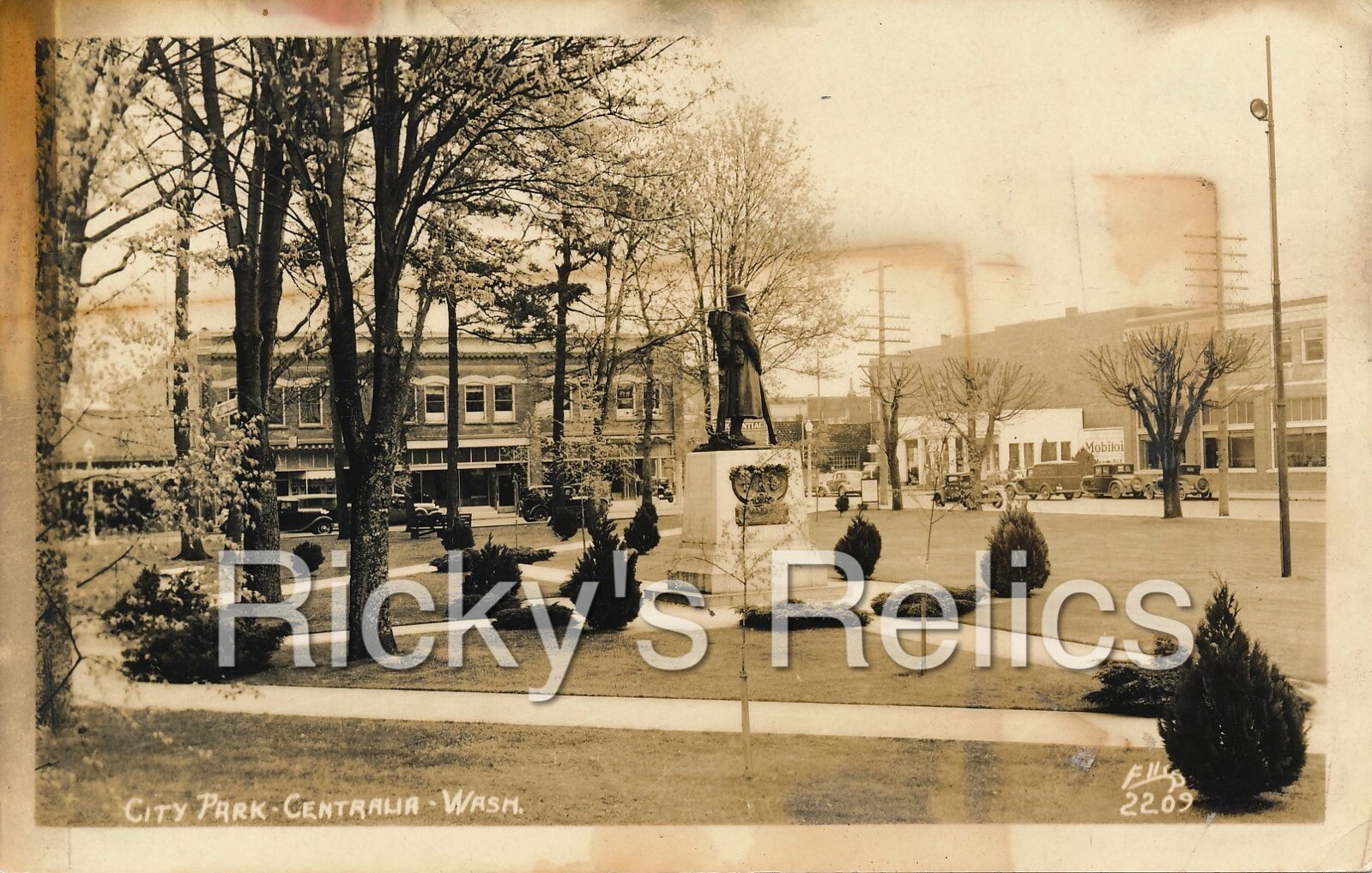 B&W RPPC CENTRALIA WA City Park Street Scene 1940s Washington Mobil Gas