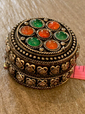 Vintage indische silberfarbene weiße Metall Schmuckschatulle mit Cabochon Steinen