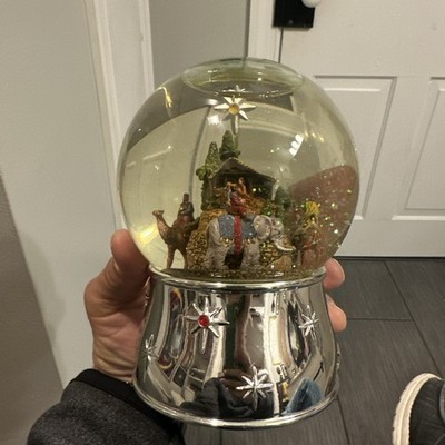 REED & BARTON Medium Christmas Nativity Musical Snowglobe Snow Globe Snowdome