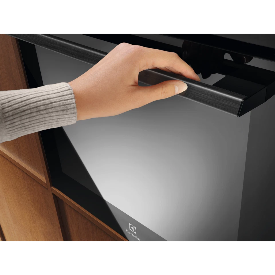 Electrolux Forno Multifunzione Surround con SteamBake Serie 500 con pulizia piro - Immagine 2 di 4
